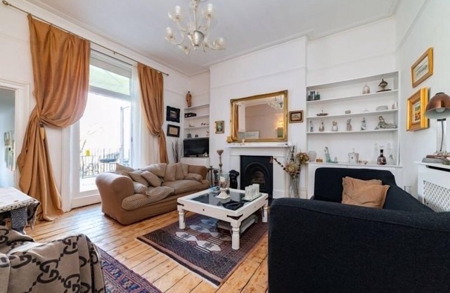 2 bedroom flat with roof terrace in maida vale