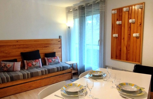 2-Bedroom Cabin Near Slopes, New Kitchen, Balcony, 4 Pax