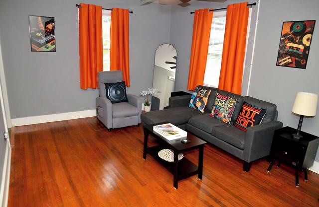 2-bedroom house close to Downtown, AFB, and ASU. Sleeps 6 adults