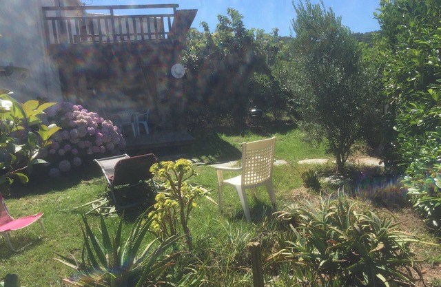 2 bedroom house with garden and direct access to the beach