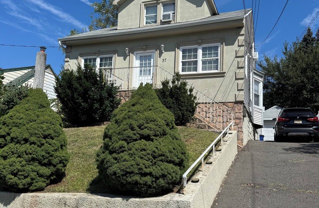 2 Bedroom House with Parking - 30 Min to NYC & Stadiums