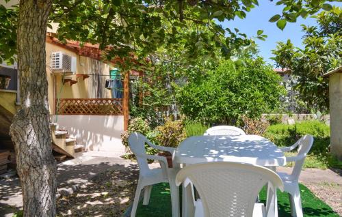 2 Bedroom Lovely Apartment In Bosa