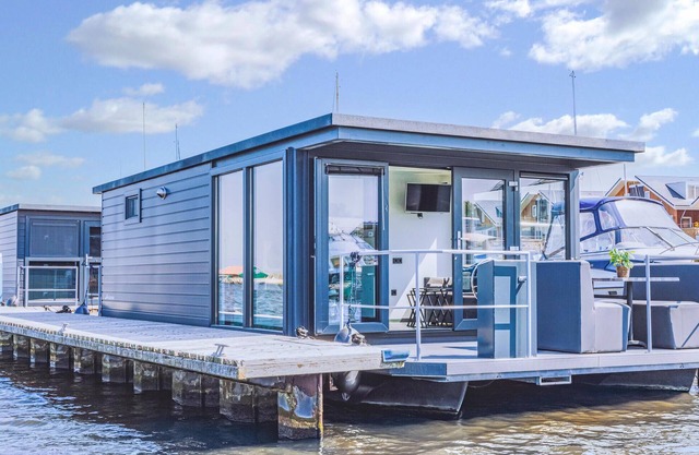 2 bedroom lovely ship in Uitgeest