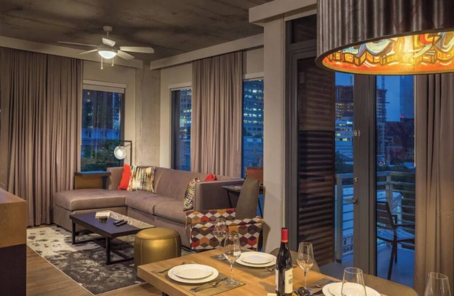 2 Bedroom Presidential Suite w/Full Kitchen in Austin!