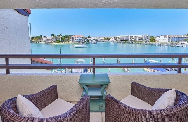 2 Bedroom Townhome 93957 by Houzlet