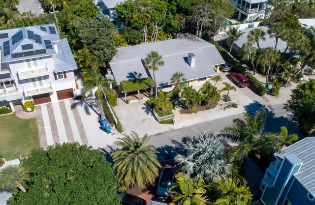 2 bedroom unit, West of Gulf Drive. Only steps to the beach!