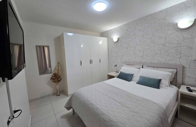 2- Bedroom vacation apartment Aruba, pool, walking distance to Eagle Beach!