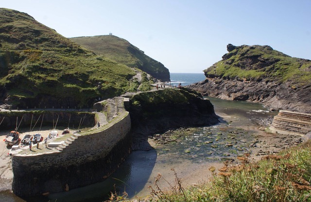 2 bedroom, west facing property in lovely setting, close to Bude and beaches..