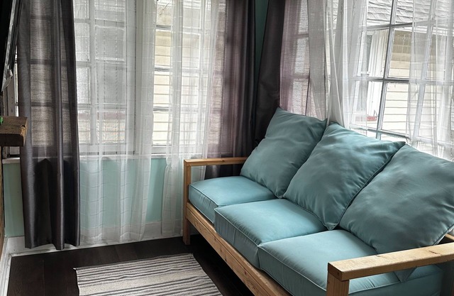 2-bedroom with private sun porches in Rochester with WiFi, AC. Enjoy your stay