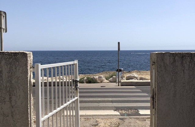 2 Bedrooms for a Vacation Just a Stone's Throw Away from the Sea and Shopsn