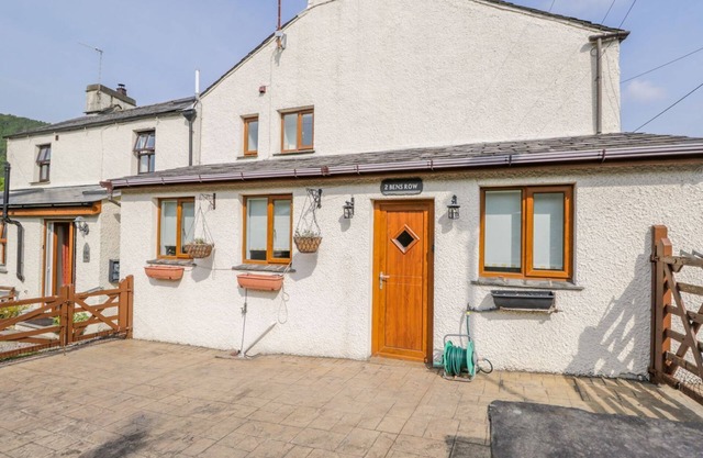 2 BENS ROW, pet friendly, character holiday cottage in Backbarrow