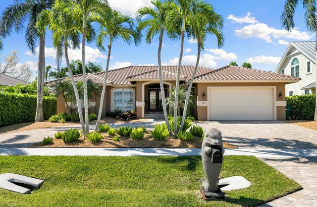 2 BLOCK Walk To Beach, Fantastic Poolside SW Exposure, 5 Star Designer Home