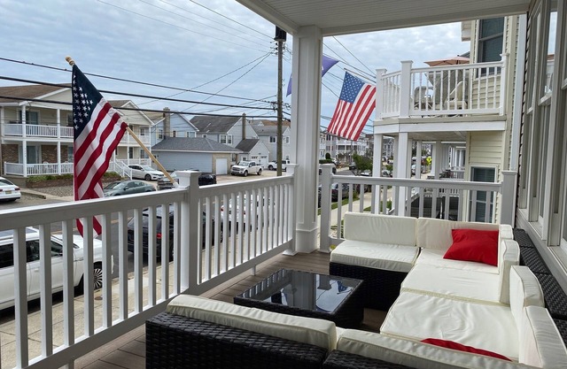 2 Blocks from the beach! Sleeps 10! Book today!