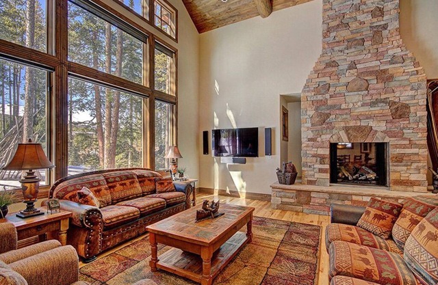 2 blocks to Ski- Fireplace - Luxury Amenities- Shuttle To Town - Hot Tub-WIFI