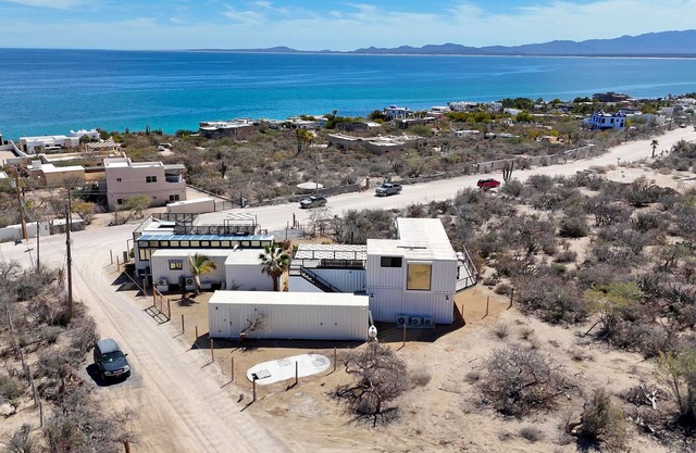 2 br,1 bath modern repurposed shipping container home. Enjoy fast 250mb Telmex internet with Starlink backup. Guest storage for diving & kiting/winging gear. Enjoy streaming YouTube TV in each room & complimentary use of inflatable SUPs & beach toys