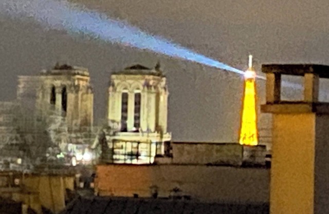 2 BR/2BA Notre Dame and Eiffel Tower view top floor A/C in living room