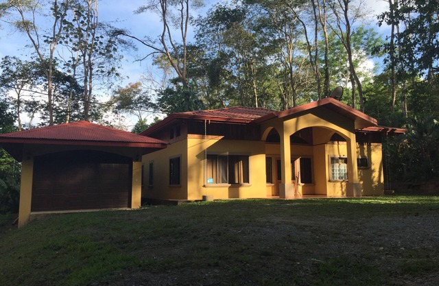 2 BR and 1 Bath House with guesthouse - sleeps 8. Master bedroom has AC