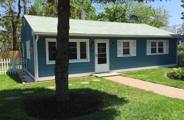 2 BR house (sleeps 7) Dog friendly, walking distance to the mall & beach!