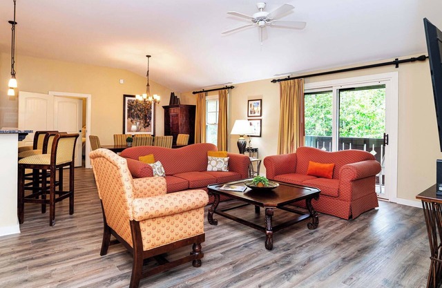 2-BR King beds-private balcony-large kitchen-community pool & hot tub!