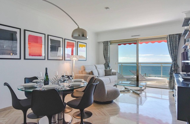 2-Br. sea view, private parking, walk to beaches