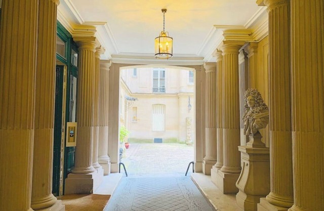 2 CHAMBRES, 2 SALLES DE BAIN POUR 4 PERSONNES AUX CHAMPS-ELYSEES ET AV MONTAIGNE