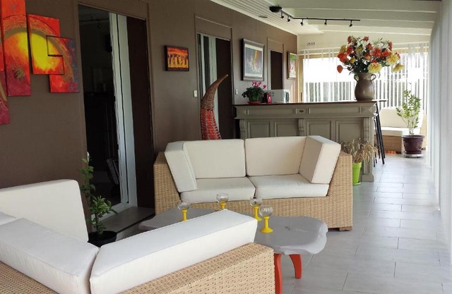 2 chambres privées dans un jardin d'hiver, garage voiture, vélos, motos