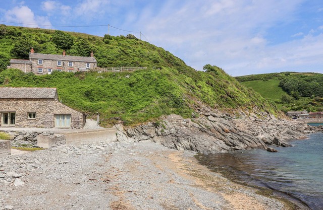 2 CLIFF COTTAGES, pet friendly, with hot tub in Gorran Haven