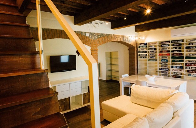 2 double bedrooms, one bathroom, one living room, kitchen, garden and car.