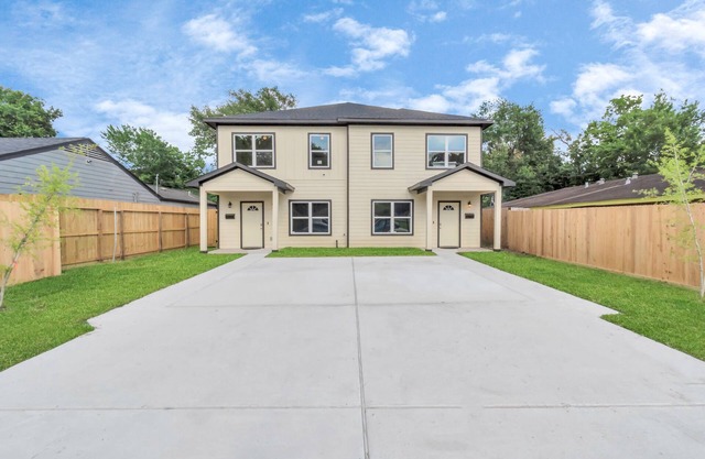 2 Homes! Sleeps 20 | Games| Gated Parking & More!, 2 Homes! Sleeps 18 | Games| Gated Parking & More!