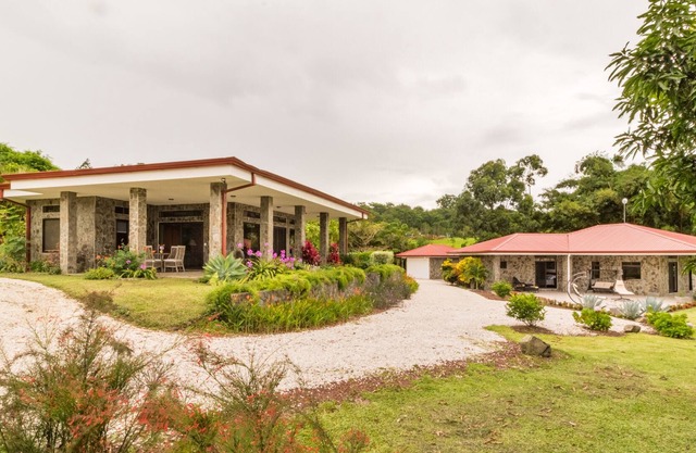 2 Homes with Stunning Lake, Volcano, Mountainside Views and Chef's Kitchens!
