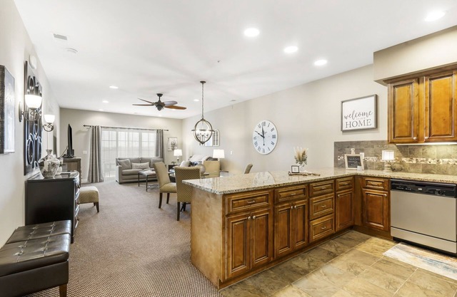 2 HUGE LUXURY Condos w/Pool & Elevator! Fun! Rec PLEX!12 Min To SDC and TR LK!