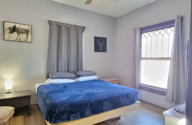 2 King beds only 2 miles to DT and Riverwalk Private Home