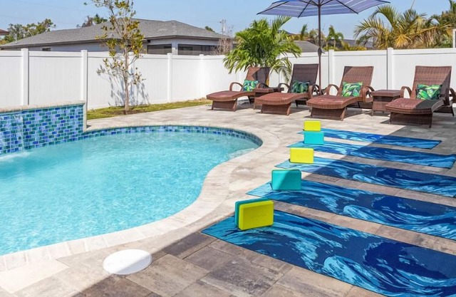 2 King Beds - Outdoor Kitchen - Waterfall Pool - New & Modern