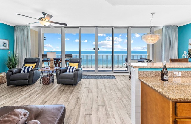 2 KING SUITES, PENTHOUSE LEVEL, 28' WALL OF WINDOWS, BEACH VIEW & 5-STAR REVIEWS