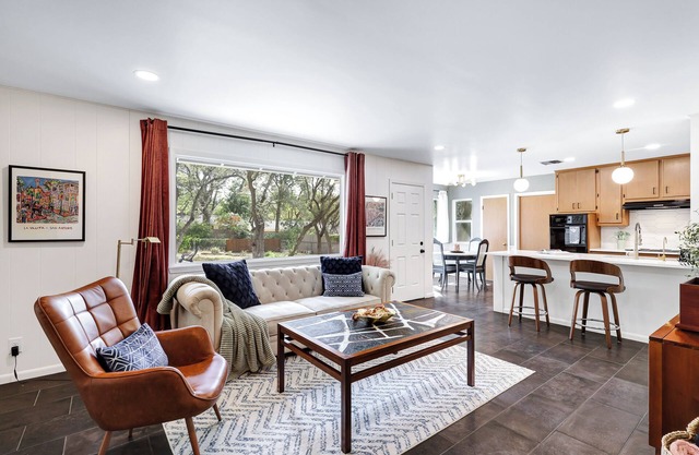 2 Kings~1 Queen w/Big Backyard+Fire Pit/n10 min's to Med Center/Airport/6 Flags
