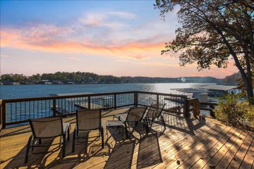 2 Lakefront Homes: Wide Decks, Great View, Kayaks