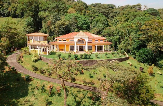 2 Luxurious Lakeview Villas. Pool, A/C, Hot Tub, Concierge, Internet, Pura Vida!