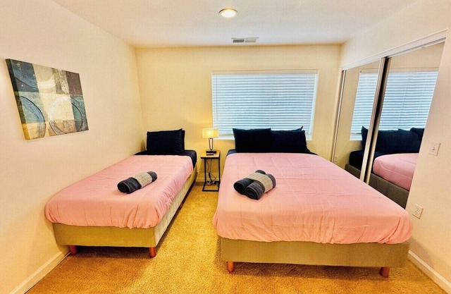 2 Masters, 3 TVs, Sleeps 7/D8