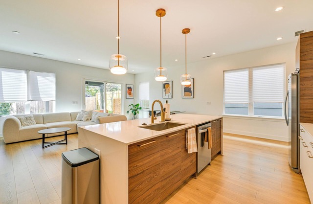 2 Mi to Bank of America Stadium: Townhome w/Patio