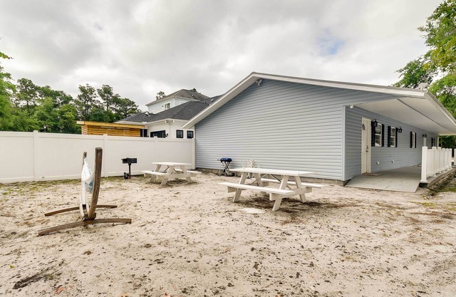 2 Mi to Barefoot Landing: Family Retreat