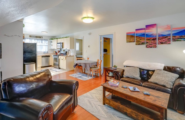 2 Mi to Dtwn: Cozy Getaway in Fairbanks!