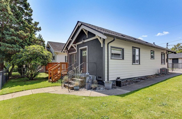 2 Mi to Dtwn Tacoma: Charming Home w/Deck & Yard!