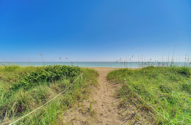 2 Mi to Fort Pierce Jetty: Coastal Florida Condo