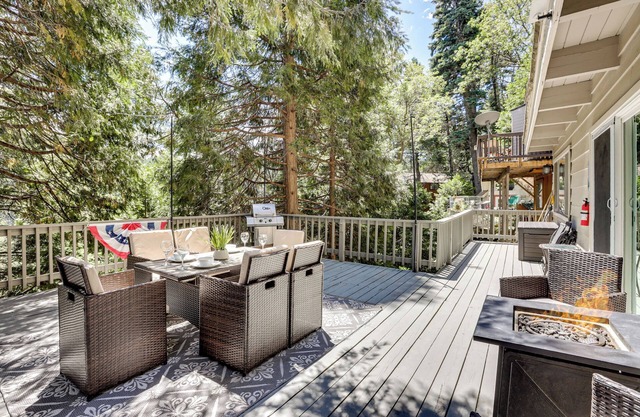 2 Mi to Lake Arrowhead: Pet-Friendly Cabin