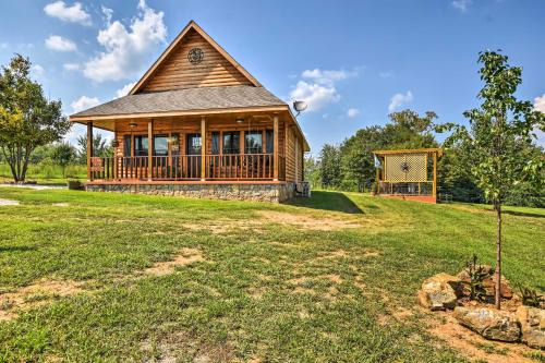 2 Mi to Lake Hamilton Hot Springs Cabin with Loft!
