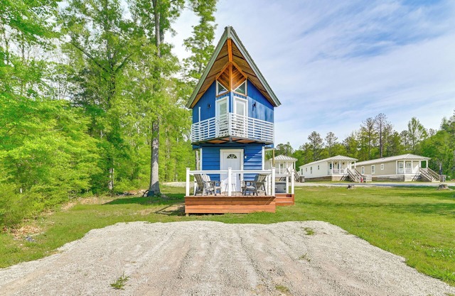 2 Mi to MSU: Tiny Home w/Furnished Deck!