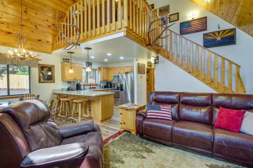 2 Mi to Show Low Lake Scenic Cabin with Balcony