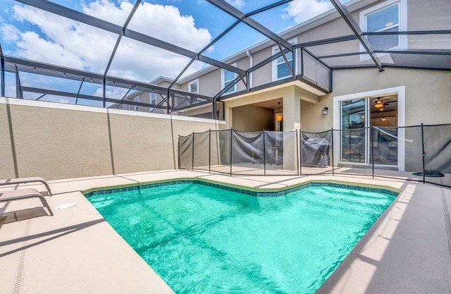 2 Miles Disney/Private Pool/Fab Resort Facilities-lazy river-water slides-wifi