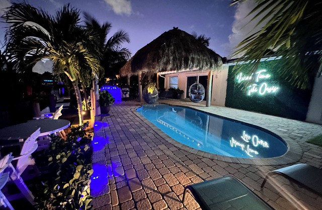 2 miles from the beach! Heated pool/Hot tub/free kayaks & so much moren