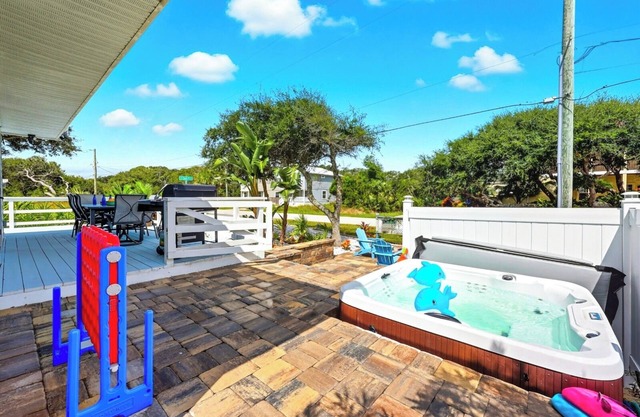 2 min walk to Beach, 2 King BR, Private Deck, Hot Tub, Grill & Fire Pit, Pets OK